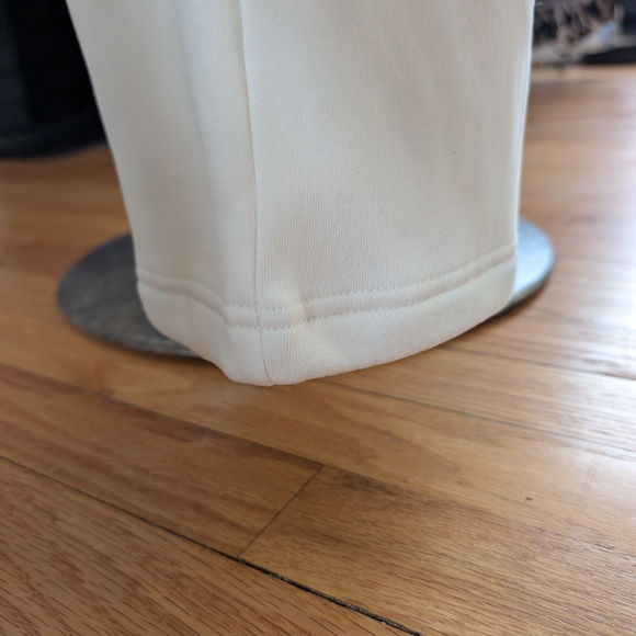 Super Soft Women's Wide Leg Cream Sweatpants With Pockets - Picture 7 of 7